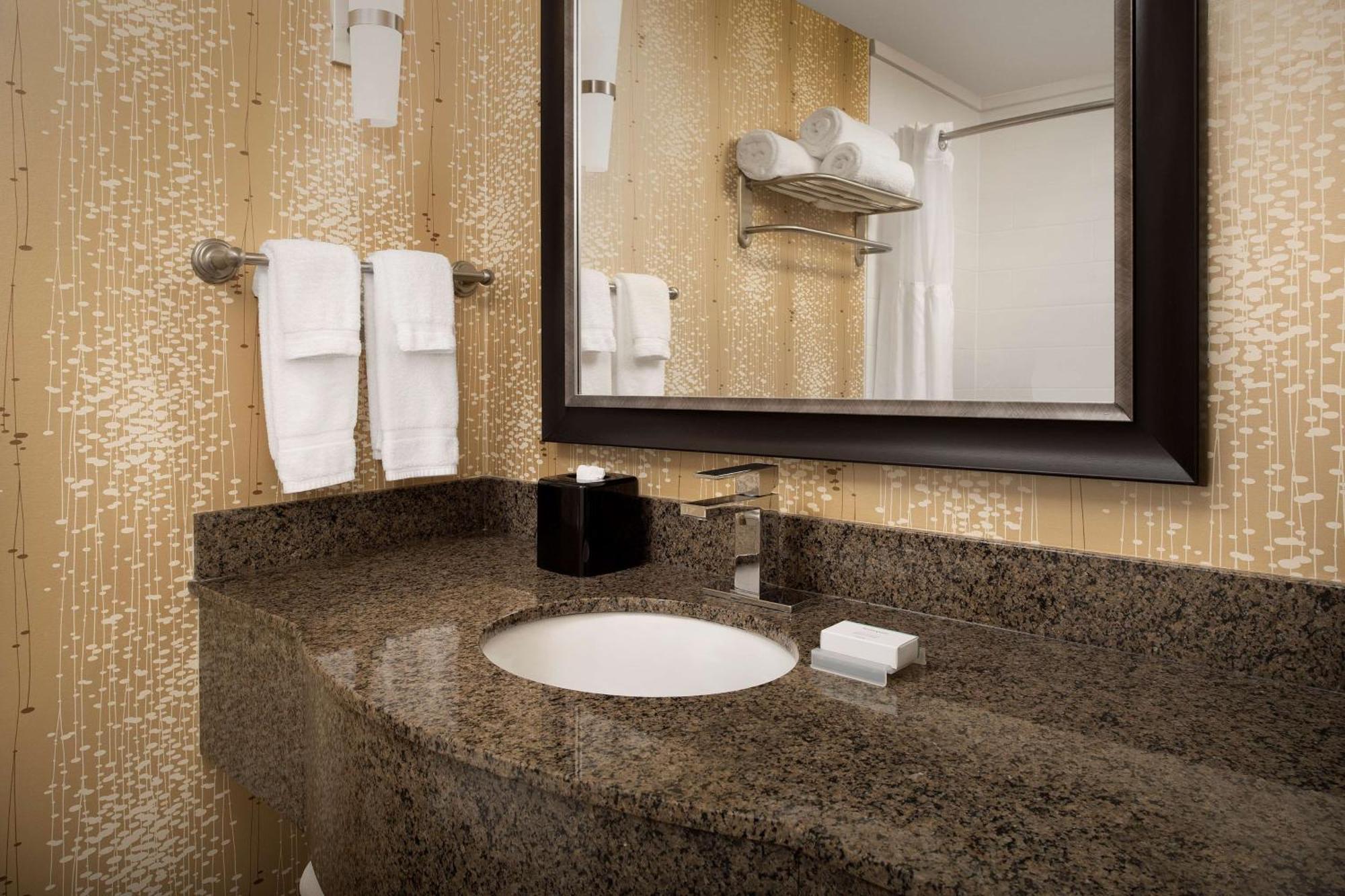 Hilton Garden Inn Charlotte/מורסוויל מראה חיצוני תמונה