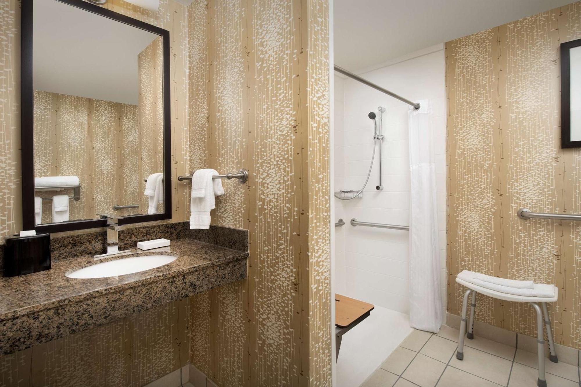 Hilton Garden Inn Charlotte/מורסוויל מראה חיצוני תמונה